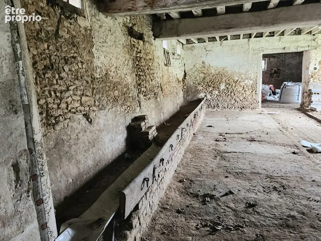 Vesly - Belle grange en pierres de 217 m2 au sol à aménager complètement - Toiture neuve - viabilisée en Eau et en électricité s - photo 8