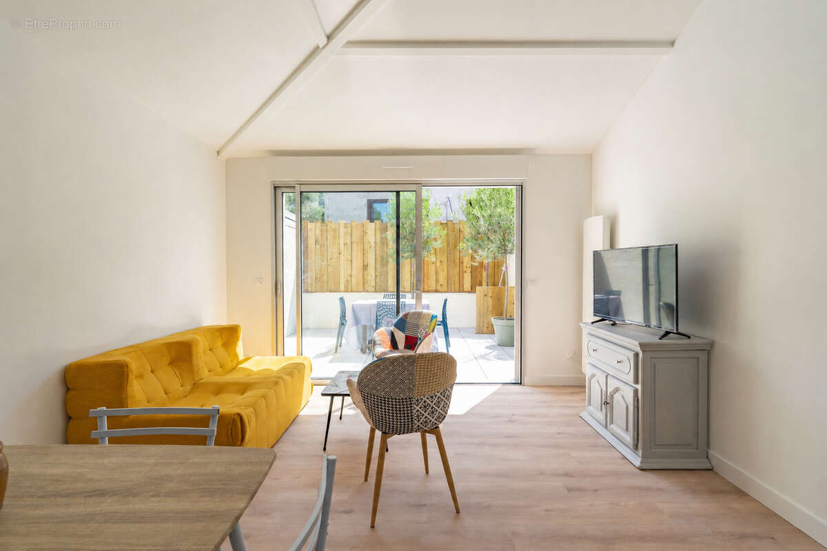COEUR DE VILLE - Appartement rénové avec terrasse et garage - photo 2