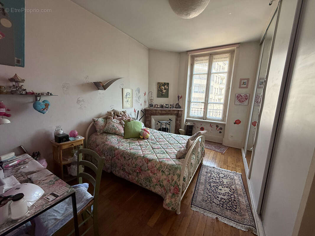Maison Villeurbanne 4 pièces, charme de l'ancien, 2 cours, 3 chambres possibilité 4 , combles aménageables, caves - photo 12