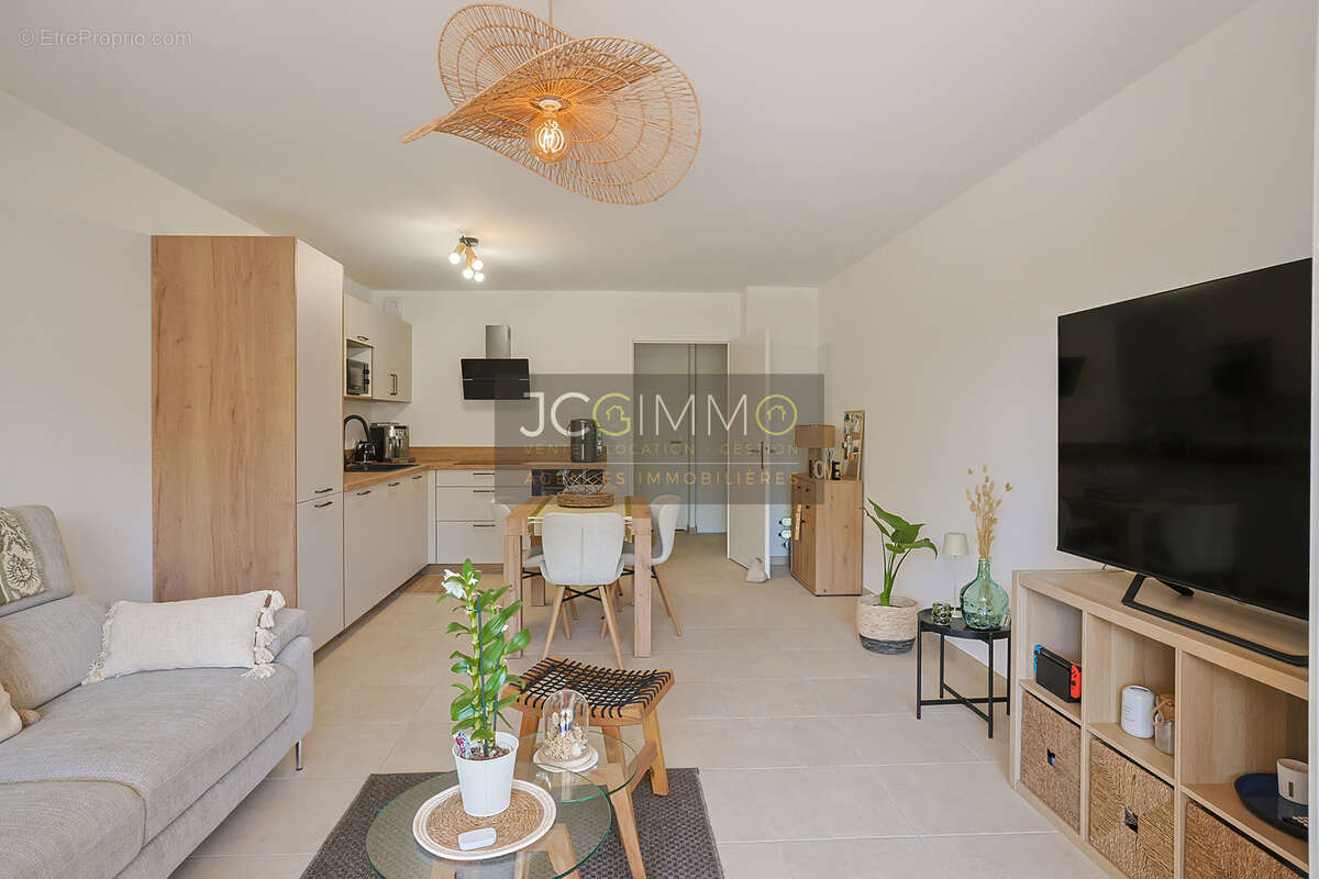 Appartement à SOLLIES-PONT
