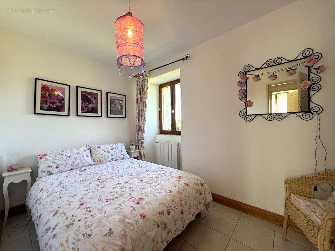 Maison à NANTEUIL-AURIAC-DE-BOURZAC