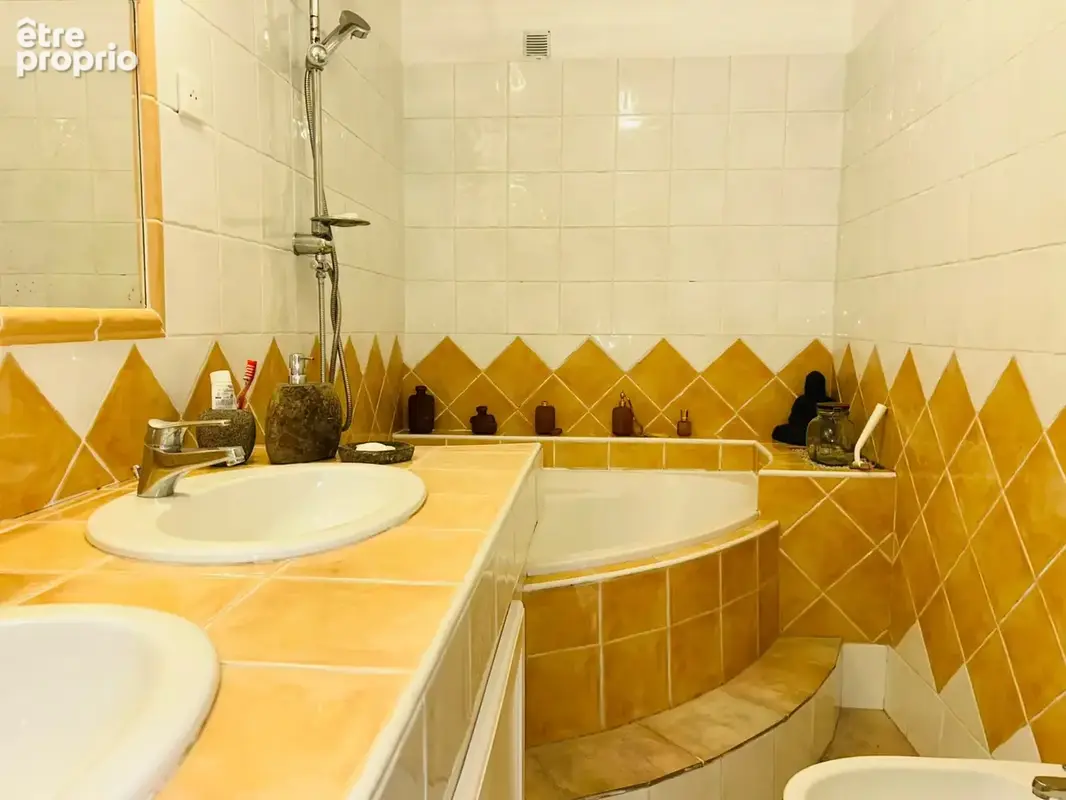Villa familiale avec piscine sur 850 m2 de terrain - La Seyne sur Mer Quartier L'Evescat - photo 15