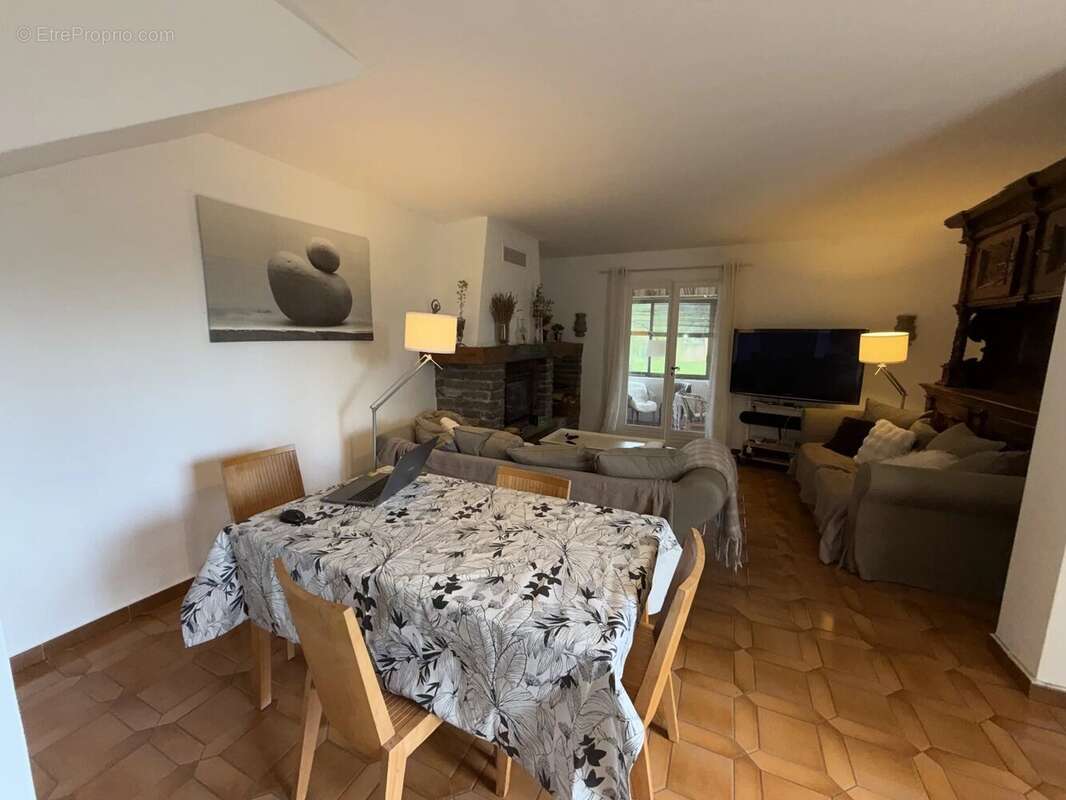 Maison à COTIGNAC