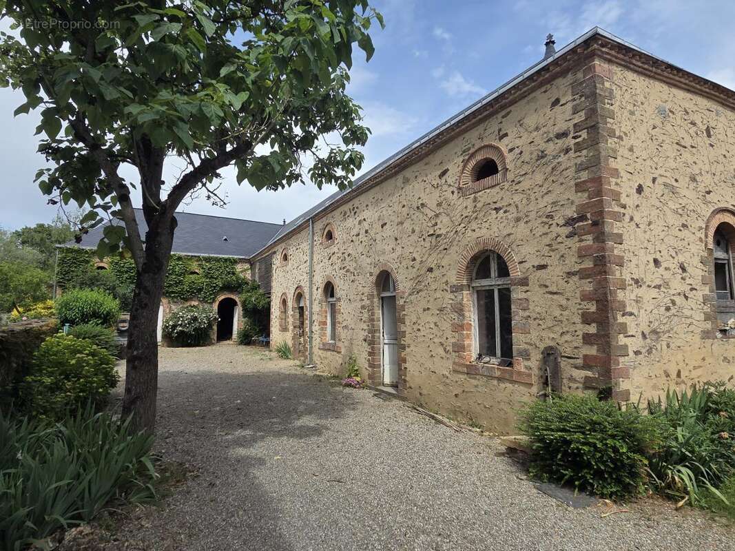 Maison 232 m² à Saint-Fort  - photo 2