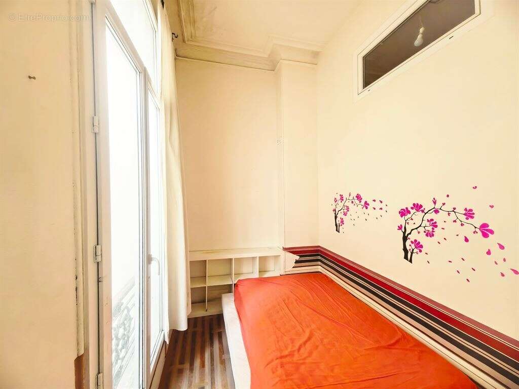 République 2 pièces belle hauteur sous plafond - photo 3