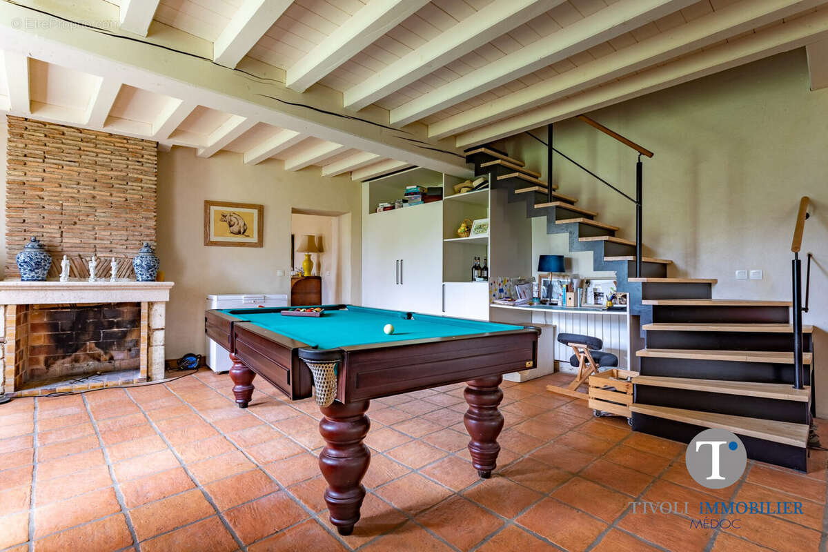 Salle de Billard/ Salon - Maison à LISTRAC-MEDOC