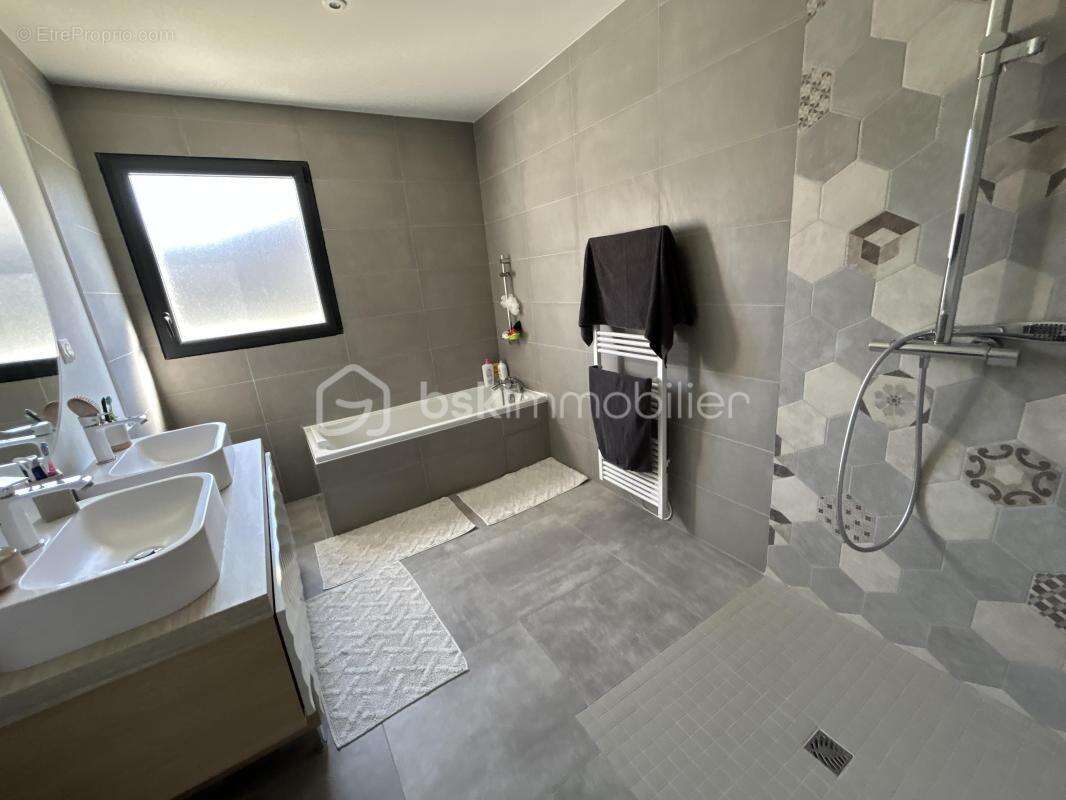 Superbe maison recente - garanties decennales- 4 chambres-double garage - piscine - photo 6