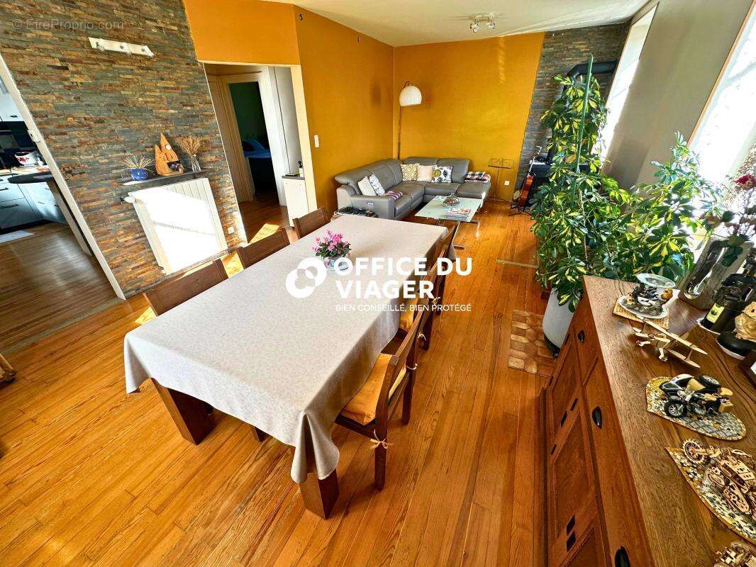 Maison à MONTREUX-CHATEAU