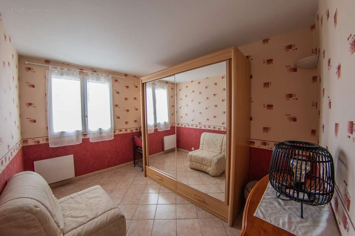 Chambre 2 - Appartement à MANTES-LA-JOLIE