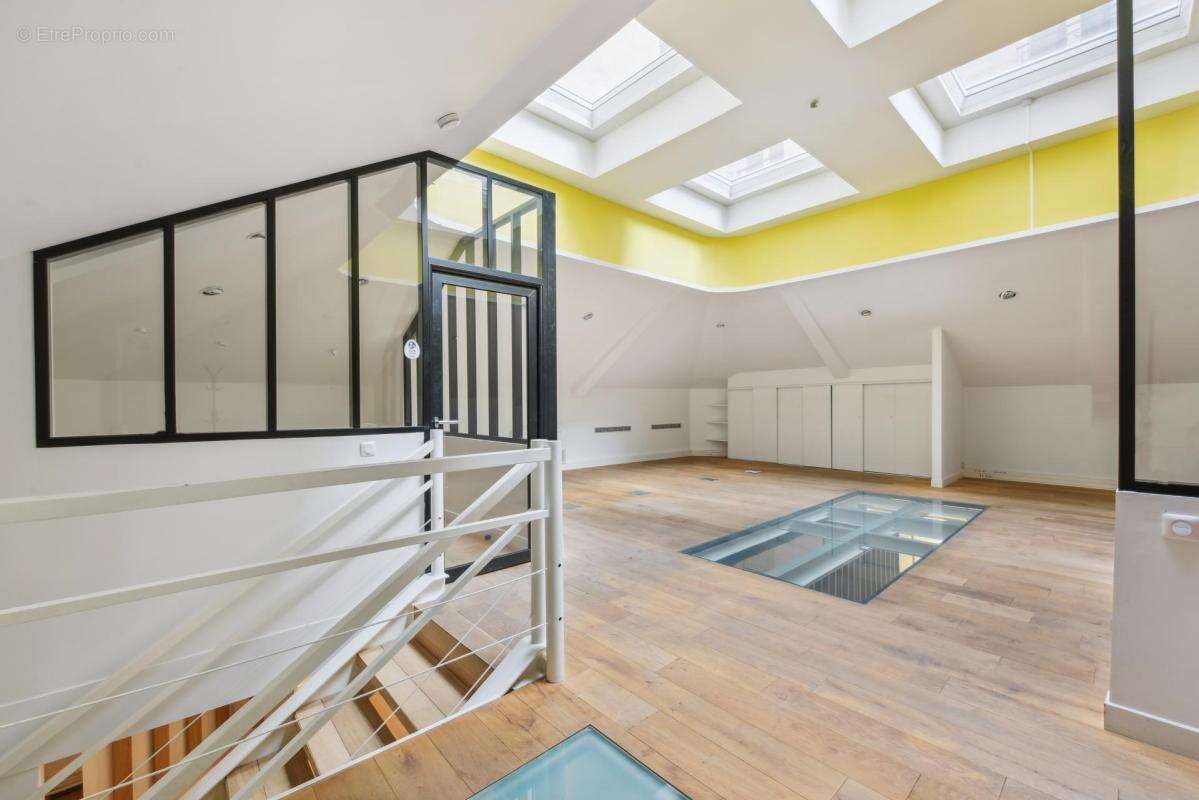 Commerce à PARIS-8E