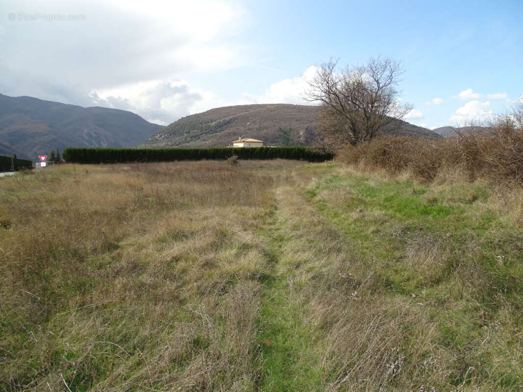 Terrain à ENTREPIERRES