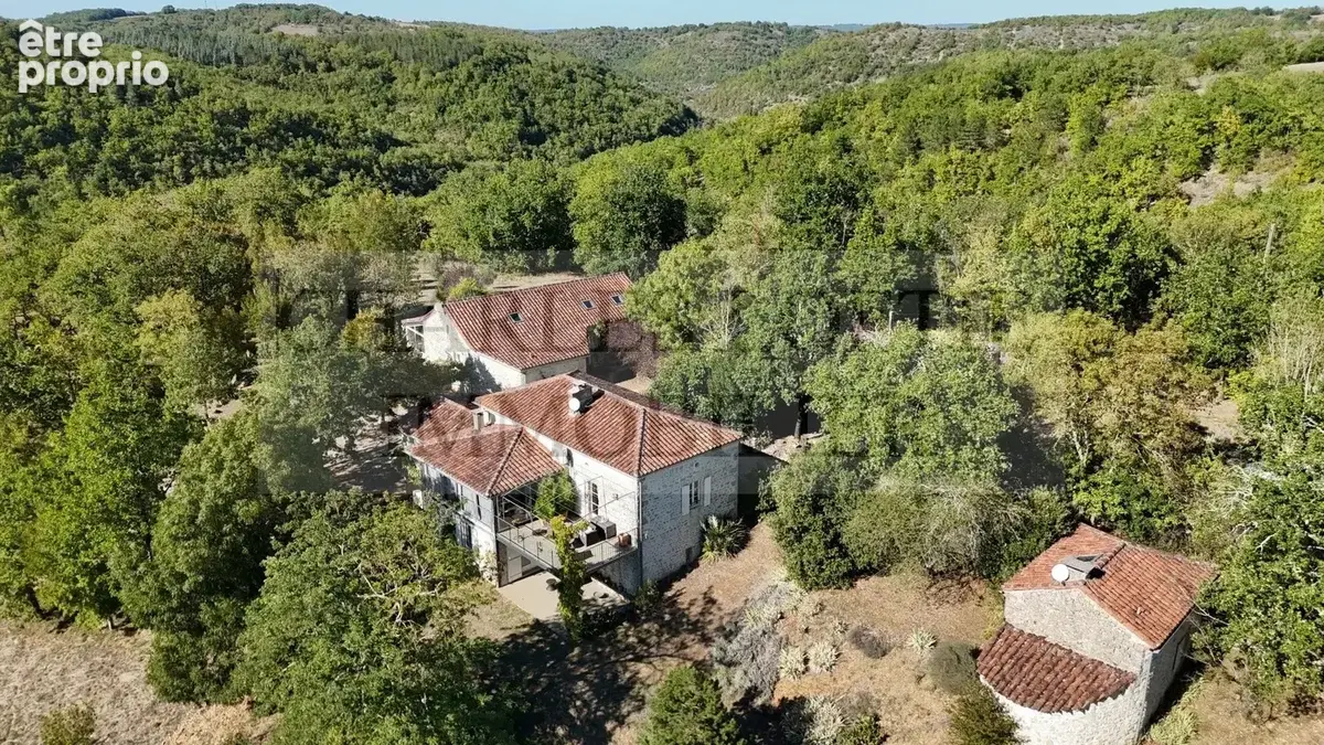 Propriété de caractère au cœur de 17 hectares de nature, avec maison principale, gîtes et piscine - photo 1