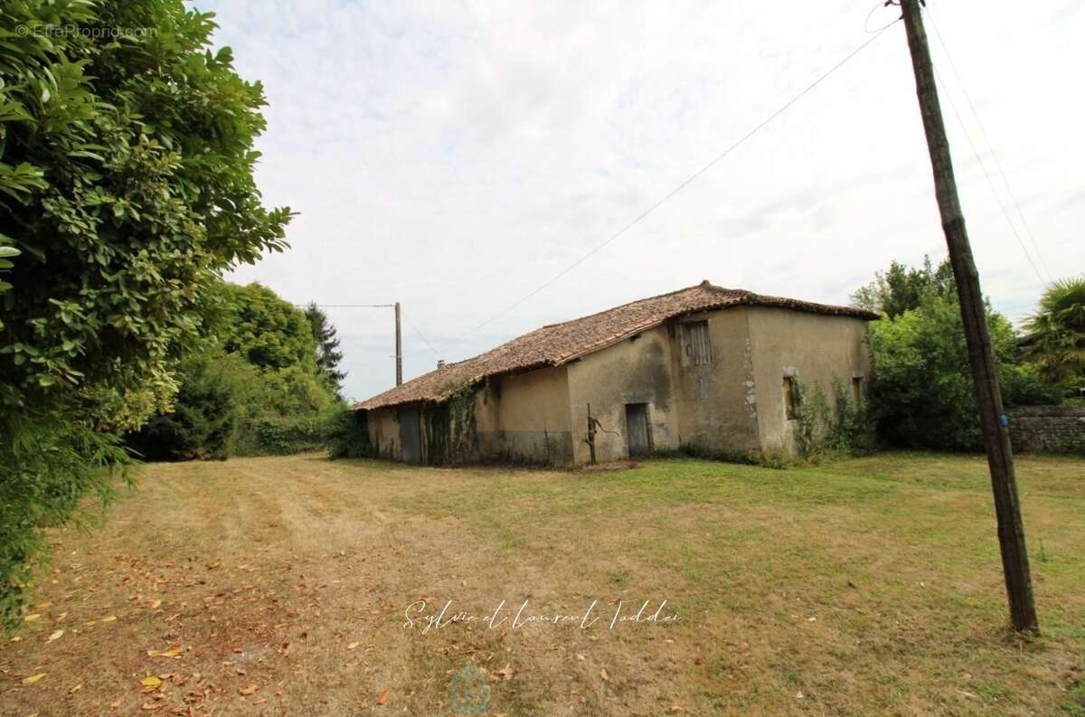 Authentique longere charentaise avec dependances, grand terrain et terrain constructible en option - photo 10