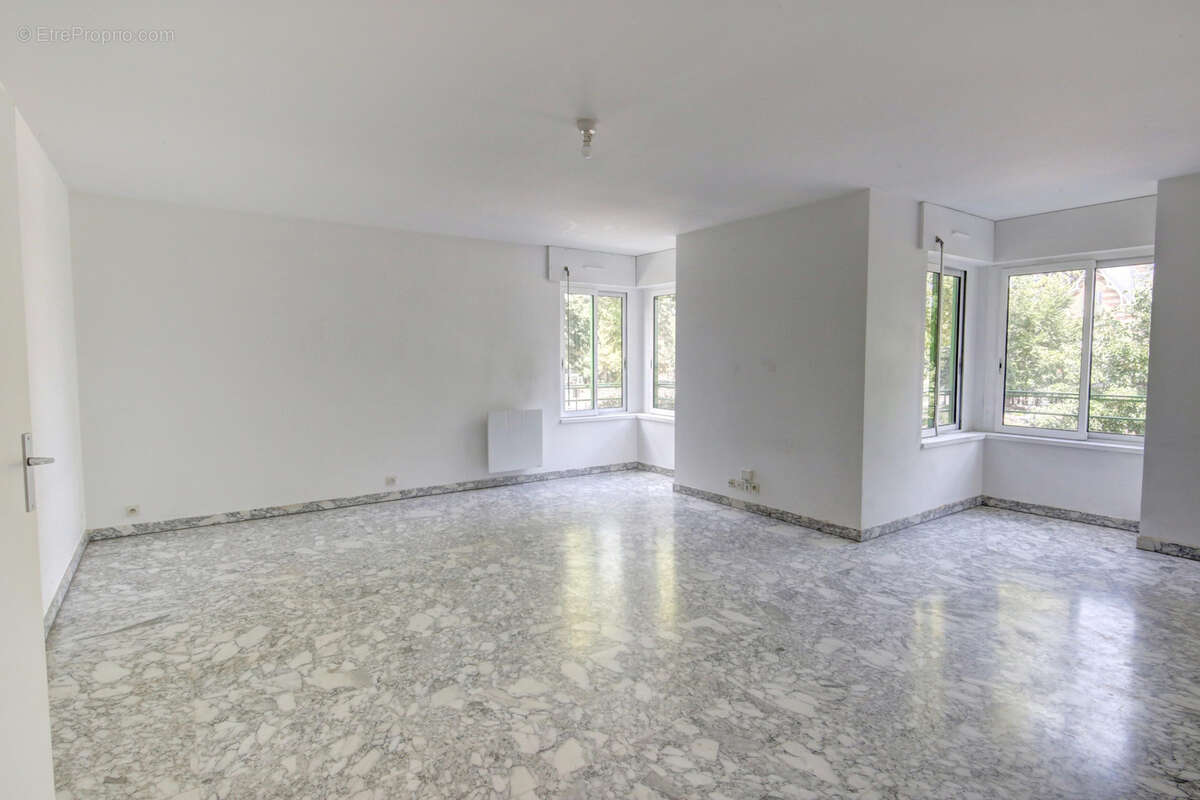 4 pieces 112,64m2, 3 chambres face au bois de vincennes dans un immeuble recent - photo 2