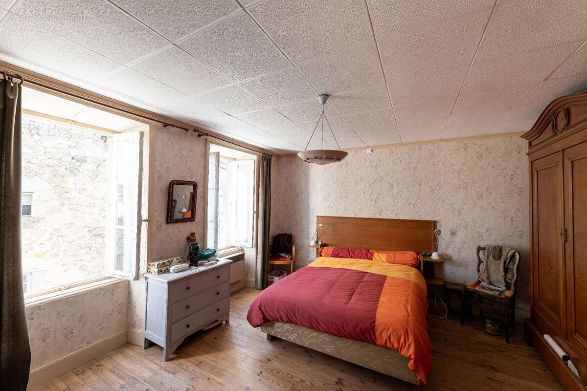 Maison à CHAMPAGNAT-LE-JEUNE