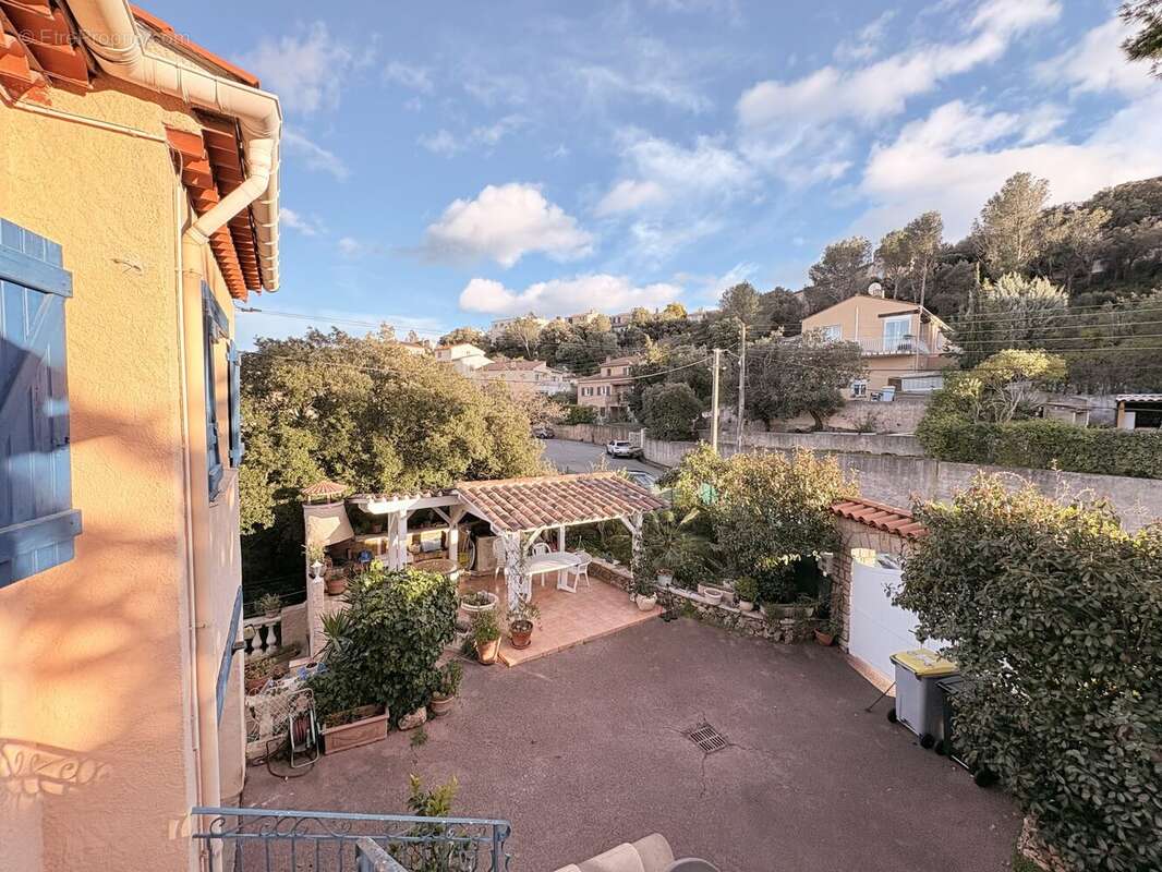 ENTREE EXTERIEURE - Maison à SAINT-RAPHAEL