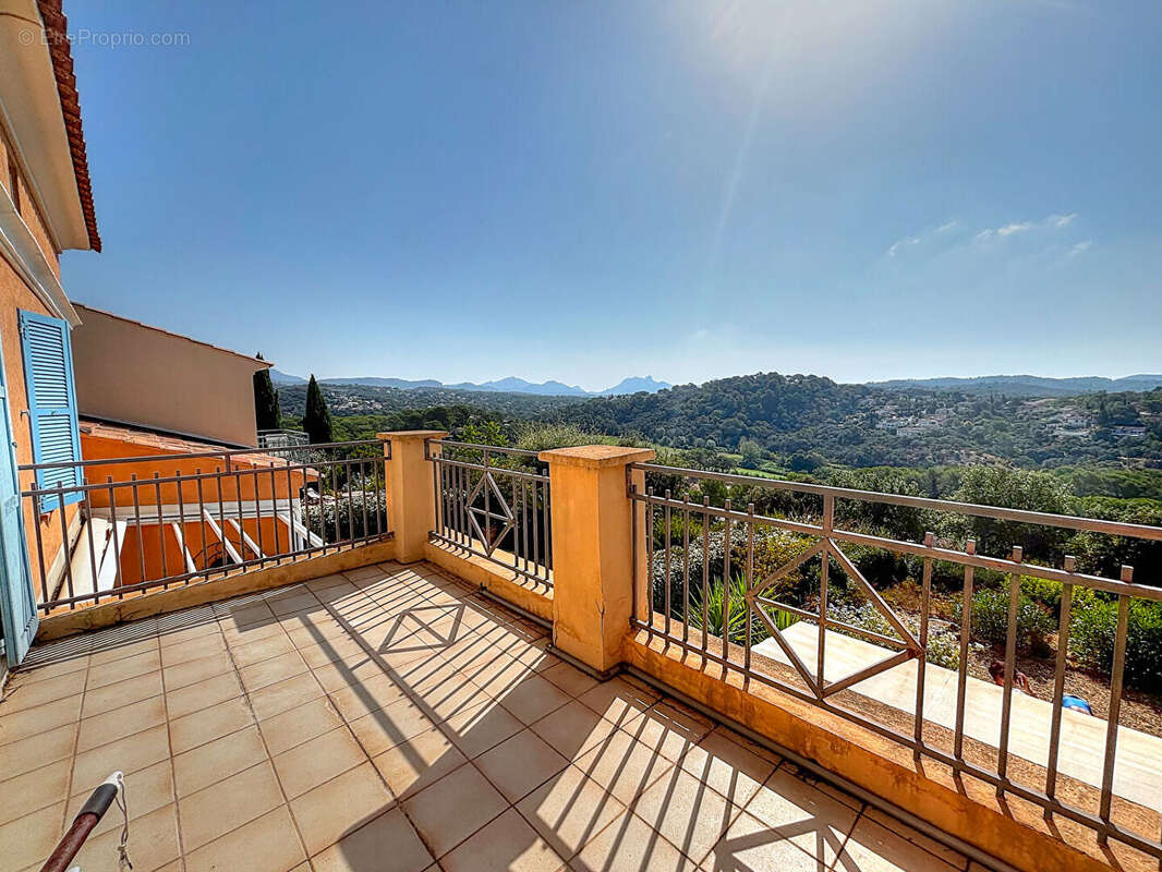 Villa néo-provençale à vendre à Saint-Raphaël avec piscine et vue dégagée - photo 13