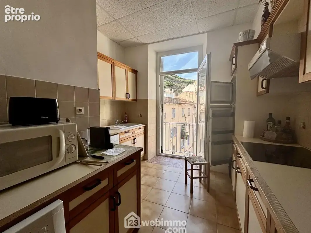 La cuisine est indépendante et possède un autre balcon