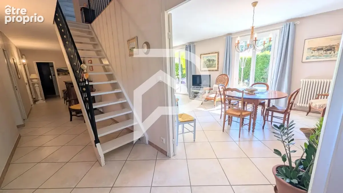 MONTFERRIER - Maison familiale cossue de 160m² avec piscine parfaitement entretenue - photo 2