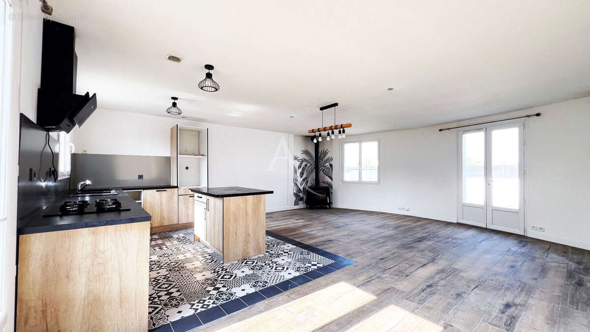 Maison à CHAILLEVETTE