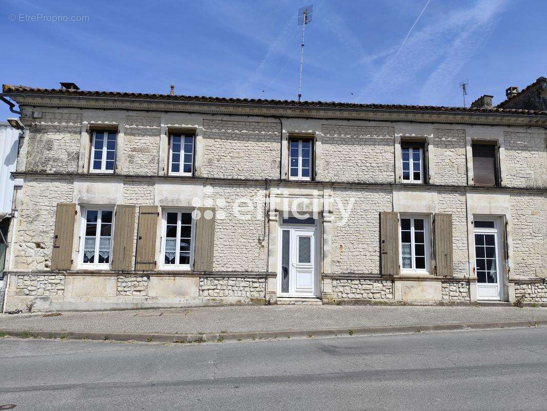 Maison à JARNAC-CHAMPAGNE