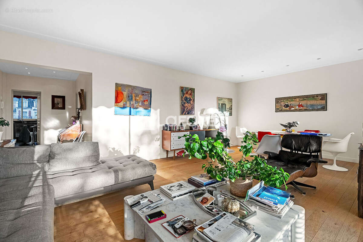 Appartement à PARIS-16E