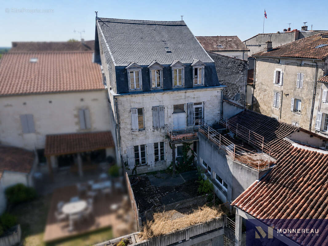 Appartement à BARBEZIEUX-SAINT-HILAIRE