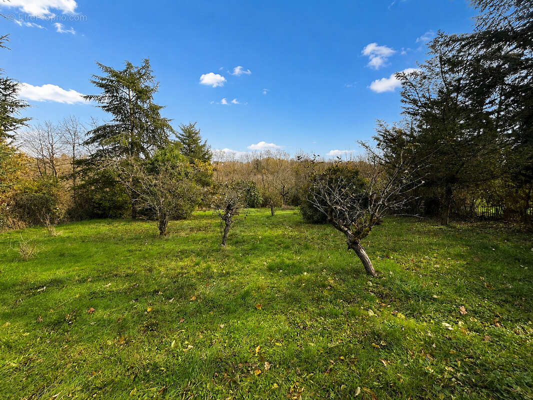 Terrain à CHARBONNIERES-LES-BAINS