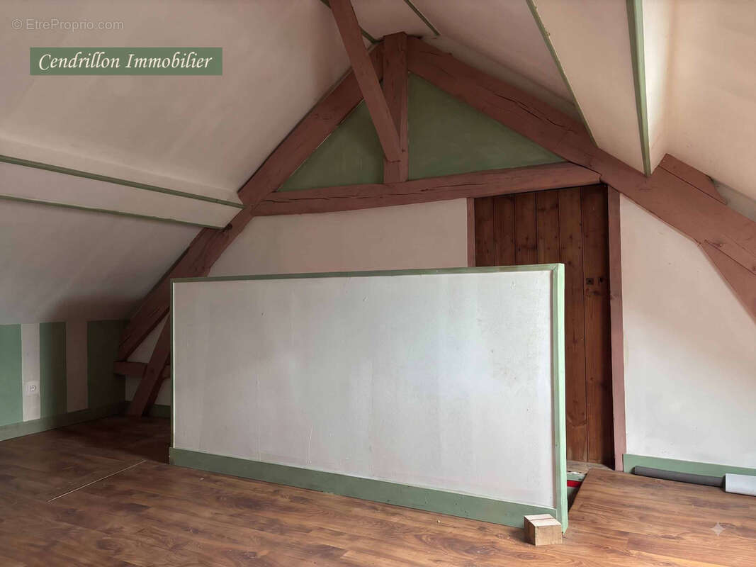 Maison de bourg en pierres, indépendante, 80m2 habitable de suite, avec cour et atelier. - photo 3