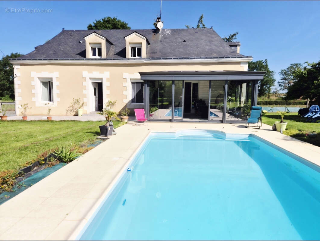 Maison à AMPOIGNE