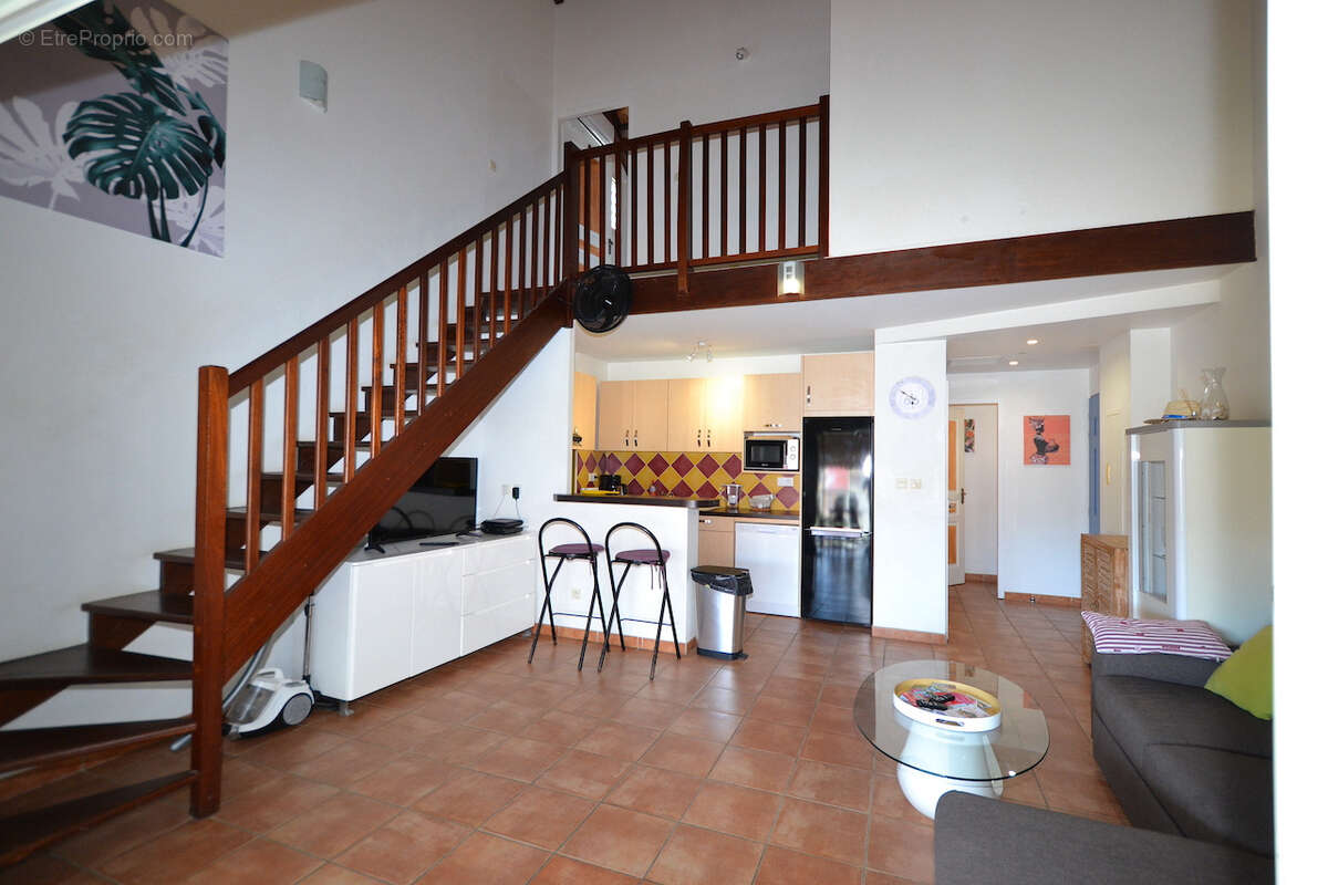 Superbe T3 duplex meublé de 85m2 à Bas du Fort - photo 7