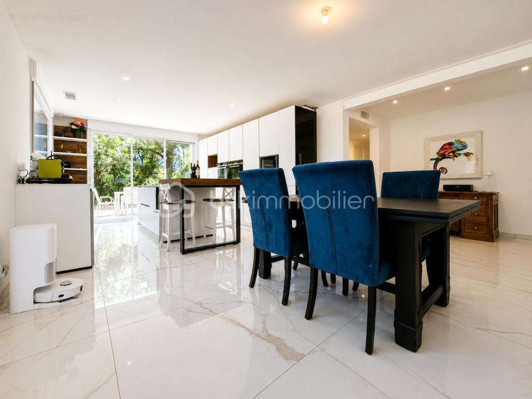 Maison familiale de 150m2 environ avec piscine, vie de plain-pied et terrain de 1 169 m² - photo 4