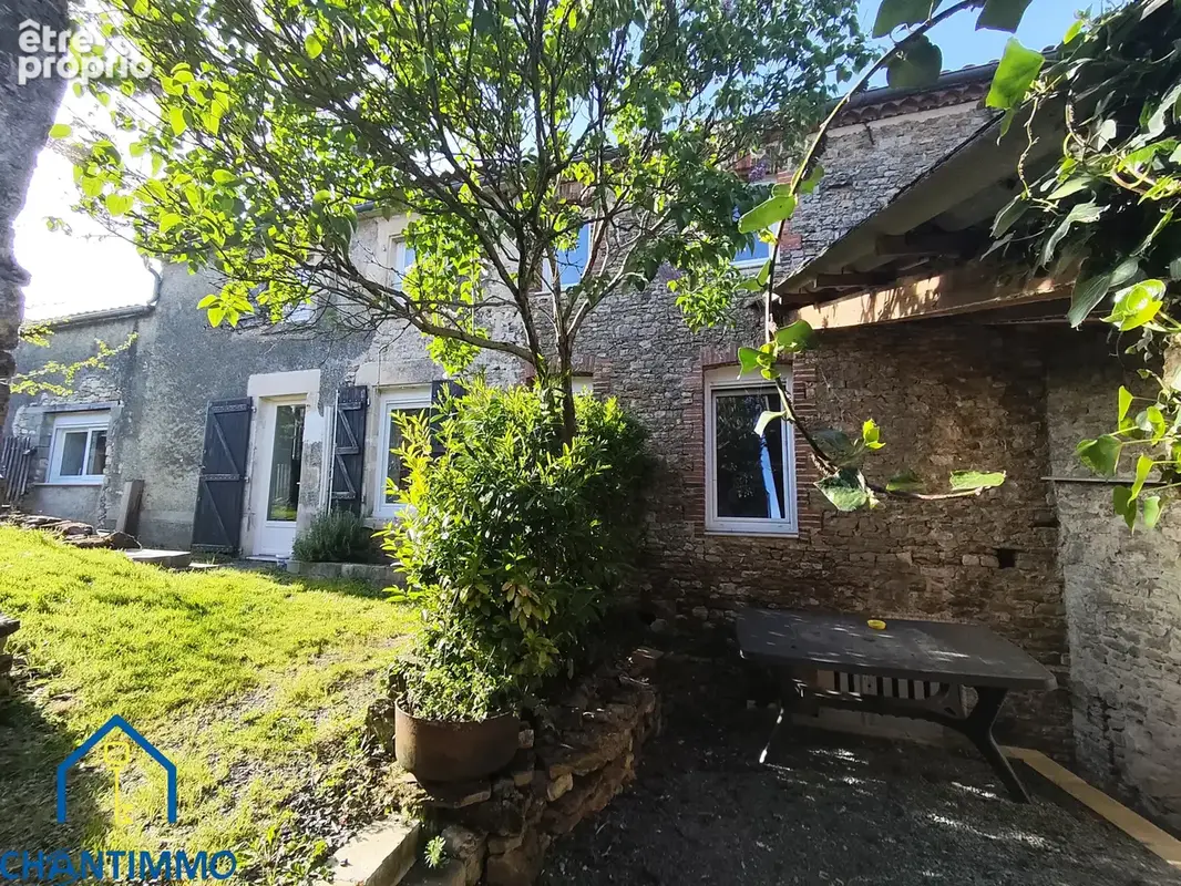 Maison en pierre rénovée avec dépendances - photo 2