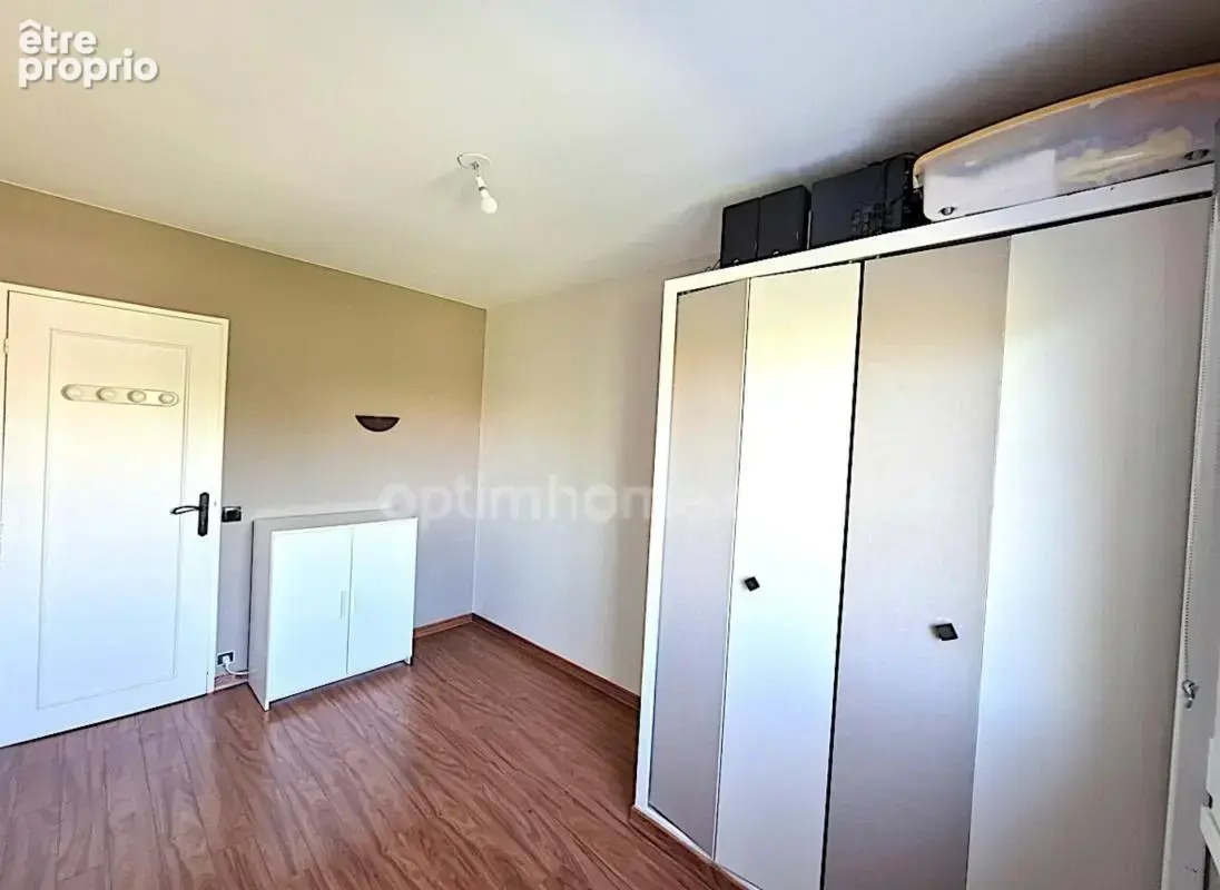 Appartement - 4 pièces - 3 chambres - 79 m² - Balcon - Garage et Cave - photo 8