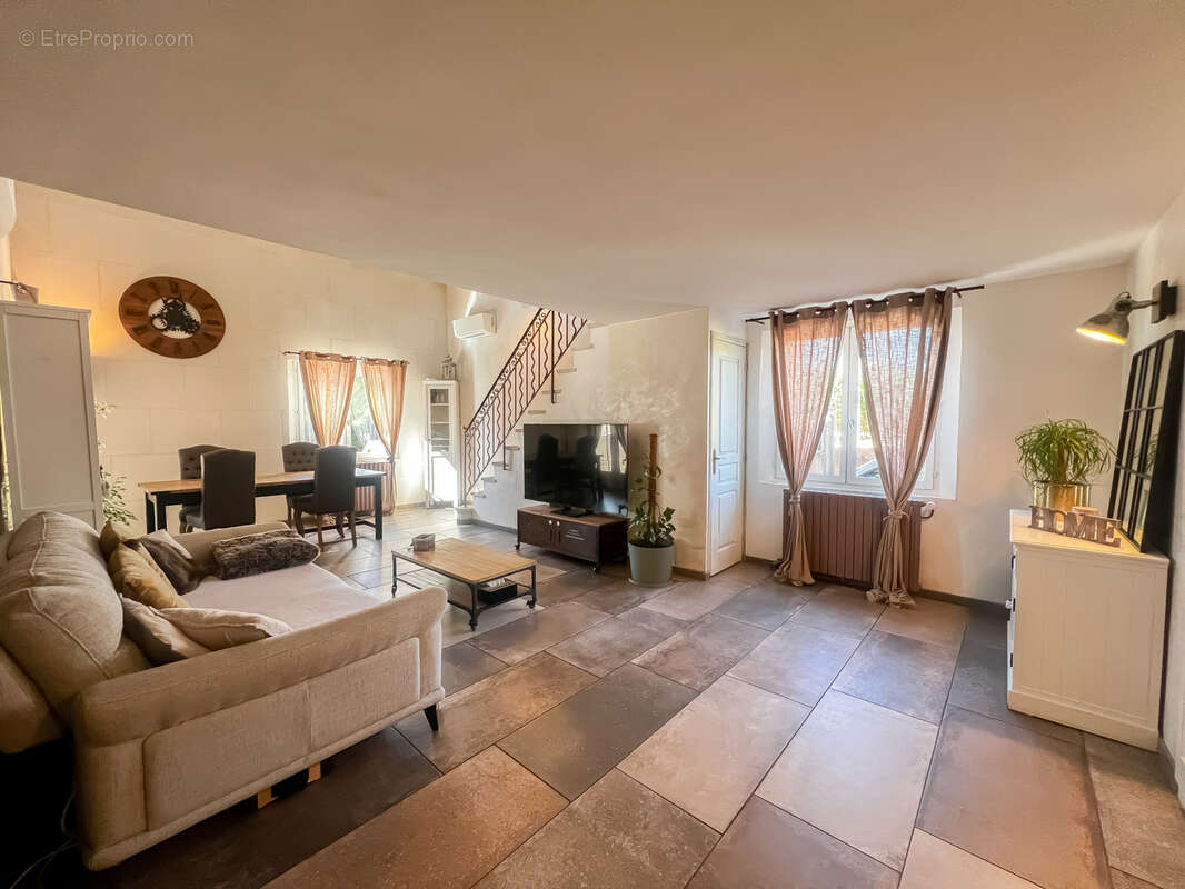 Maison à SAINT-MITRE-LES-REMPARTS