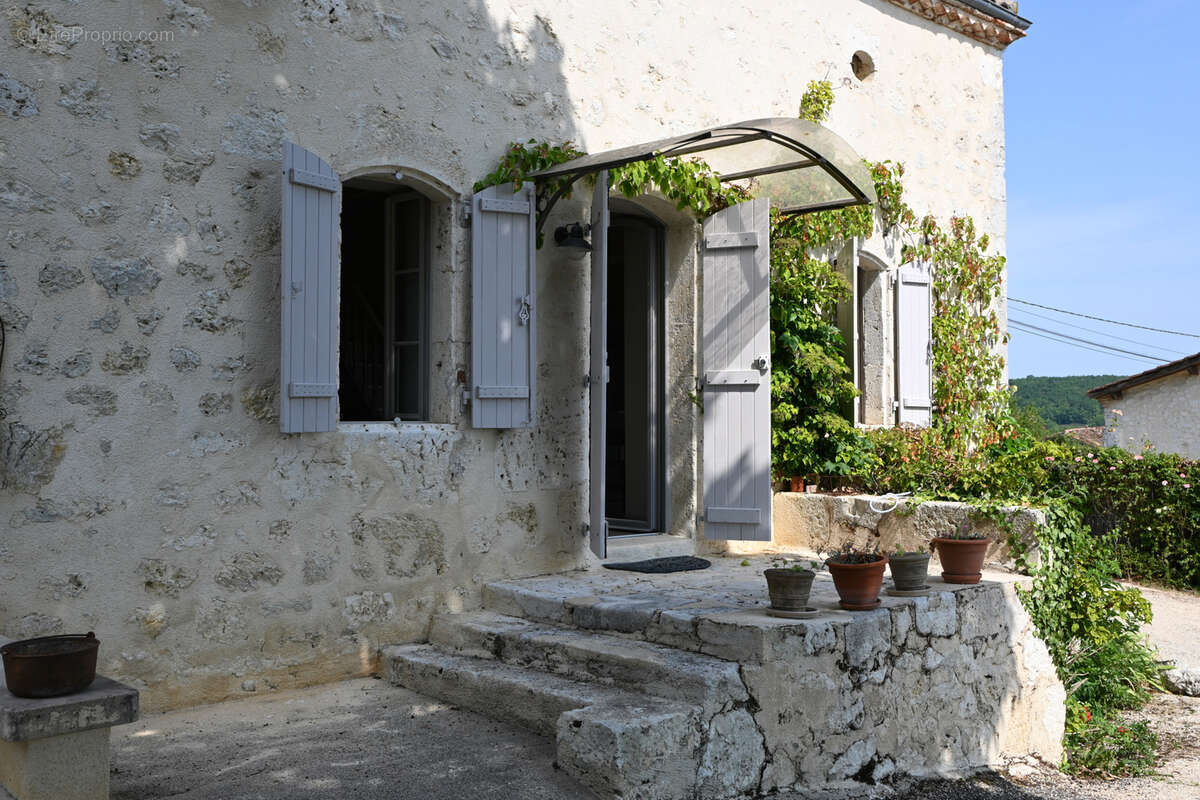 Charmante maison en pierre avec gîte et piscine - photo 4