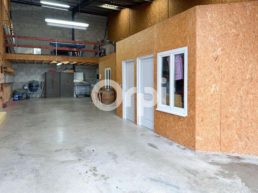 Commerce à SAINT-LAURENT-DE-LA-PREE