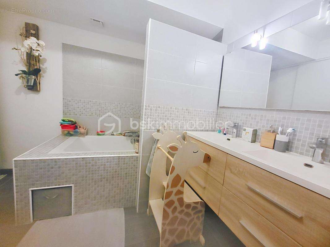 Maison en pierre- 4 chambres-jardin-piscine-garage - photo 13