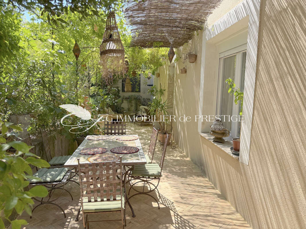 Une maison de ville avec jardin et piscine - photo 3