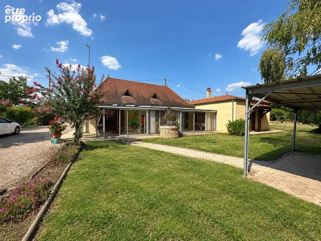 Maison de 196 m² avec double garage et atelier - photo 2
