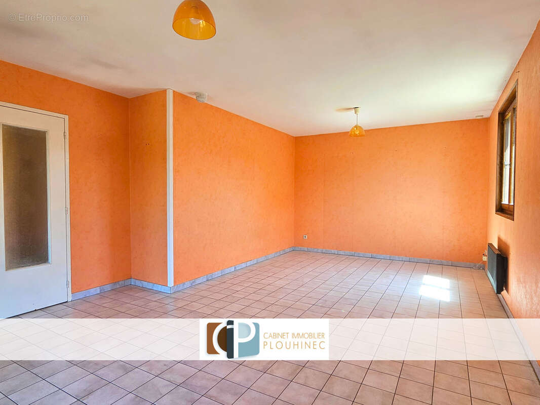 Maison de plain-pied à rénover, environnement calme à Replonges, proche Mâcon. - photo 6