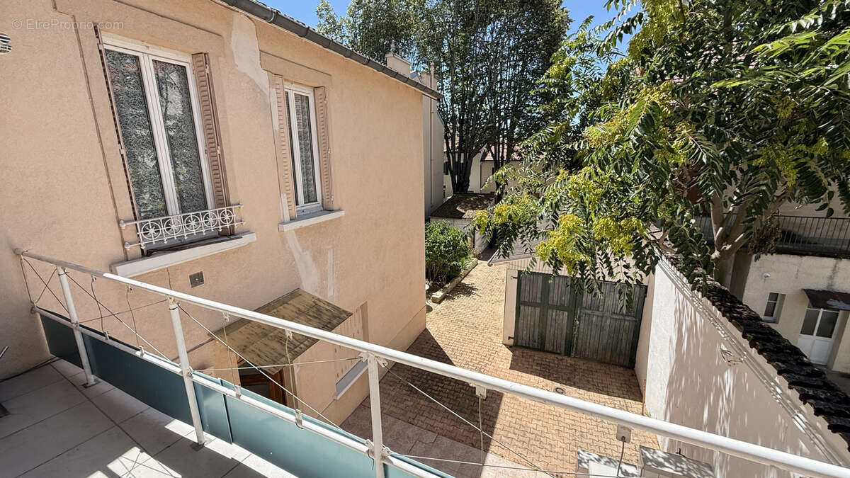 Investissement locatif à Vichy - Immeuble 3 appartements 4 garages - photo 2