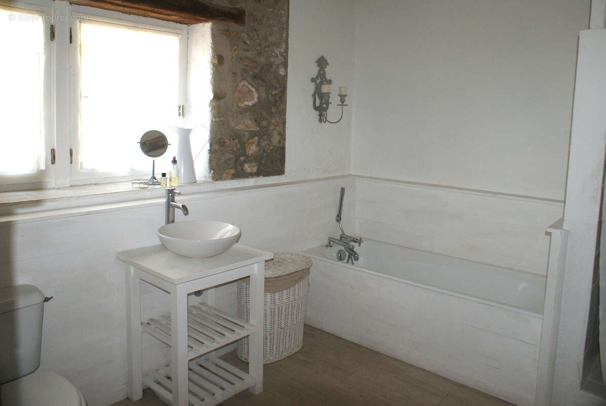A VOIR. Belle maison en pierre de 4 chambres avec dépendances et vues sur terrain d'environ 2811m2 - photo 23