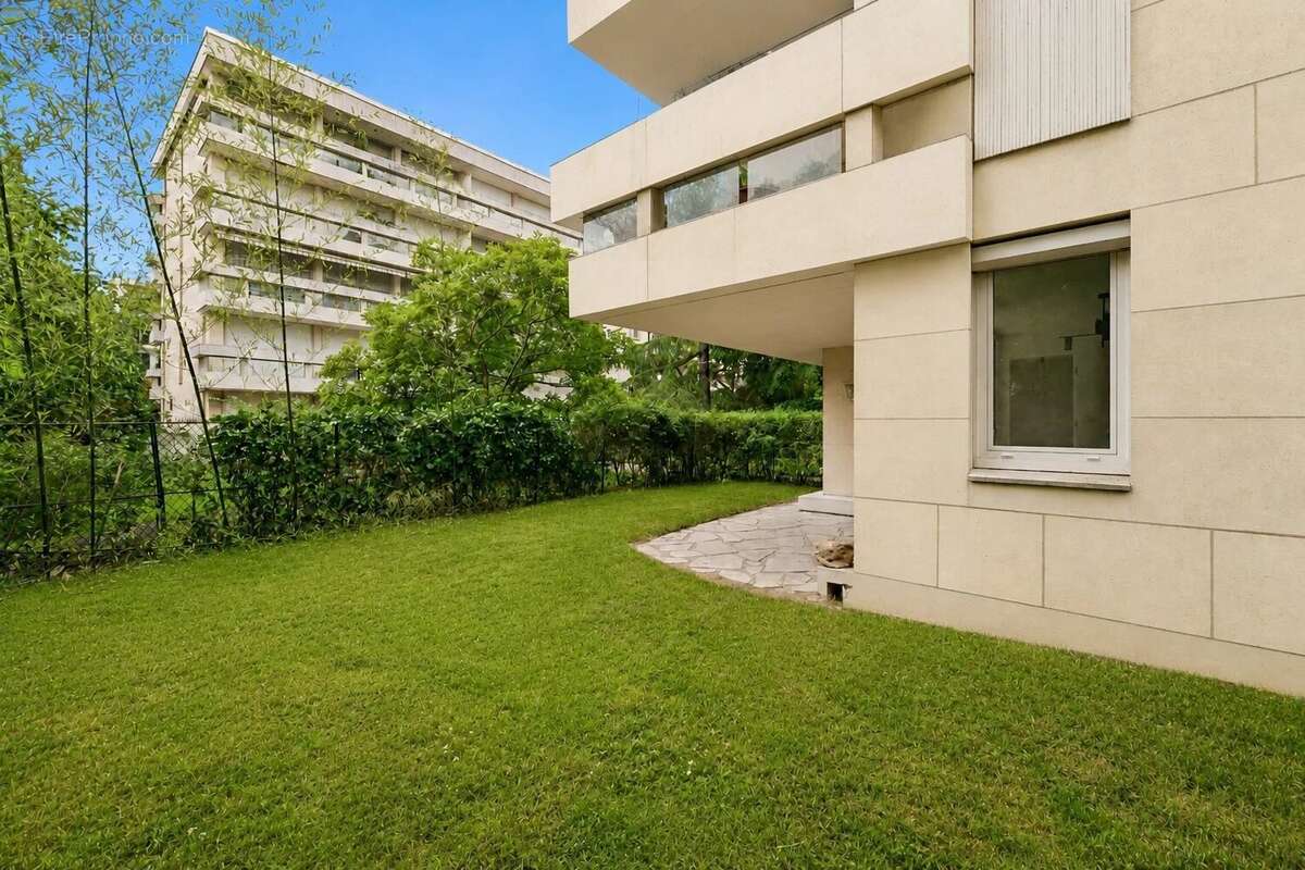 Appartement à NEUILLY-SUR-SEINE
