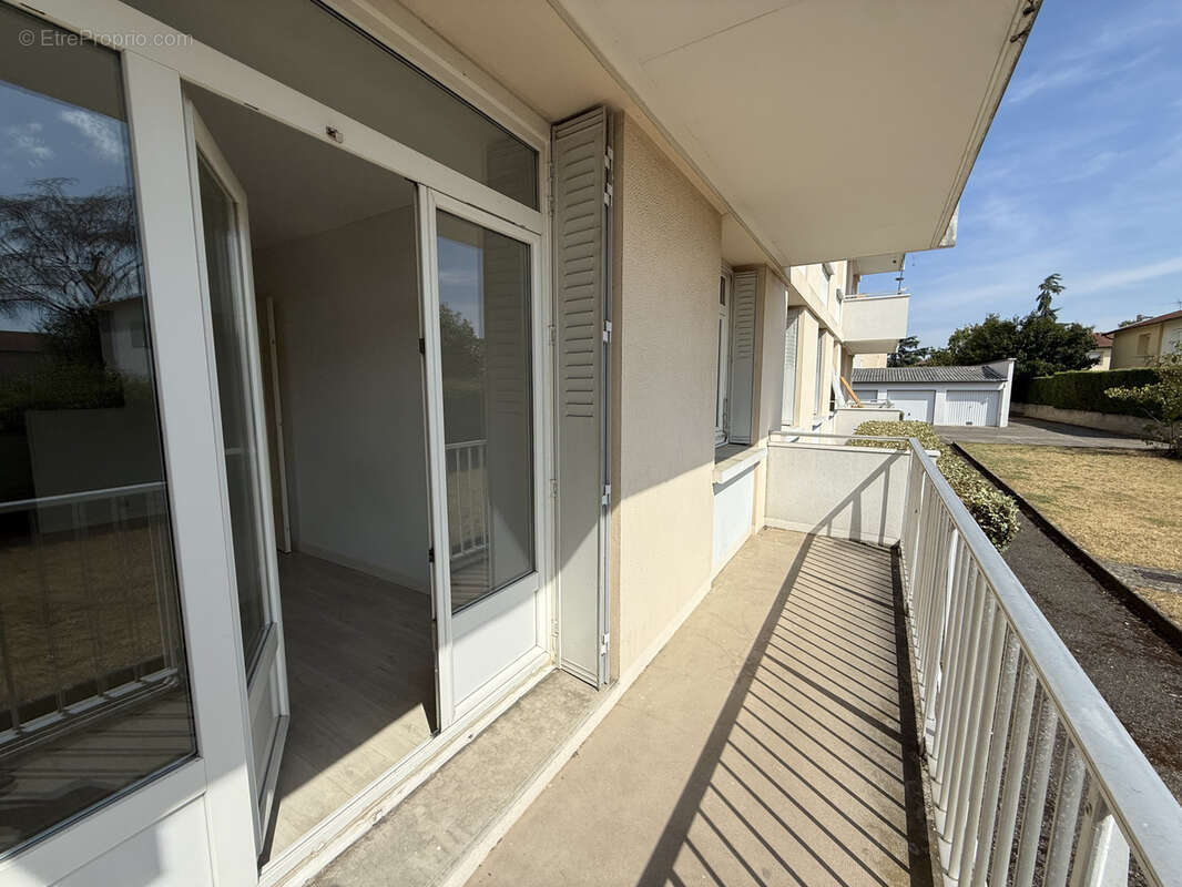 ROUSSILLON !!! Appartement T3 en rez de chaussée, 79 m2 habitables environ - Cave, Garage et Parking - photo 9