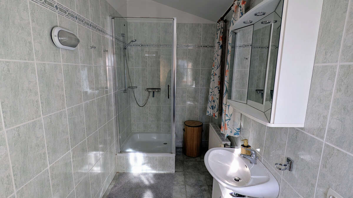 À Tourrettes-sur-Loup   Maison composée de 3 appartements + studio, piscine et vaste sous-sol - photo 19