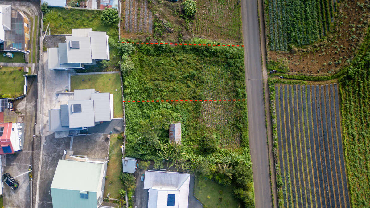 Terrain à SAINT-PIERRE