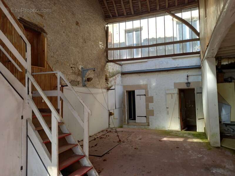 Appartement à CHATEAUNEUF-VAL-DE-BARGIS
