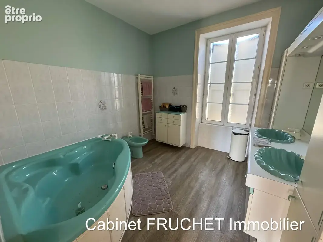 En centre ville de CHANTONNAY - Maison de caractère avec 5 chambres - photo 11