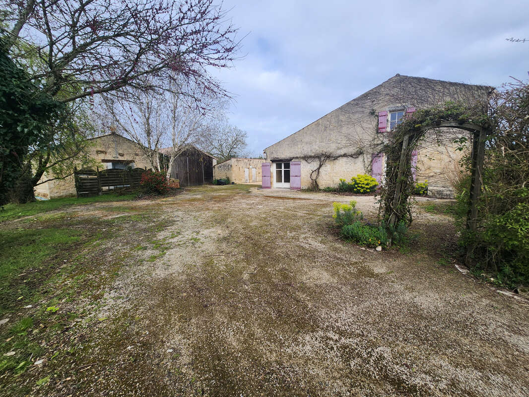 Maison à SAINTE-GEMME-LA-PLAINE